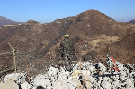 １２月１３日、韓国の申源湜国防相は北朝鮮が無謀な行動を取れば対抗措置として「壊滅的な破壊」を行うと警告した。写真は２０１８年１２月、軍事境界線付近を警備する韓国軍兵士。代表撮影（２０２３年　ロイター）