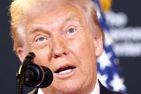 トランプ米政権が、米宇宙軍司令部のコロラド州コロラドスプリングズからアラバマ州ハンツビルへの移転を計画していることが２日、複数の関係筋の話で分かった。写真はワシントンのケネディ・センターで演説する同大統領。８月撮影（２０２５年　ロイター/Kevin Lamarque）