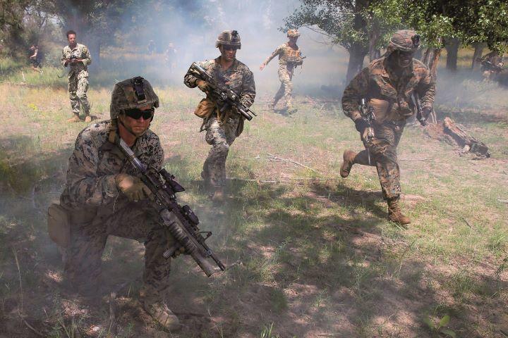 ウクライナ南部で行われた多国籍軍事演習に参加した米海兵隊員（2021年7月2日）　GLEB GARANICHｰREUTERS