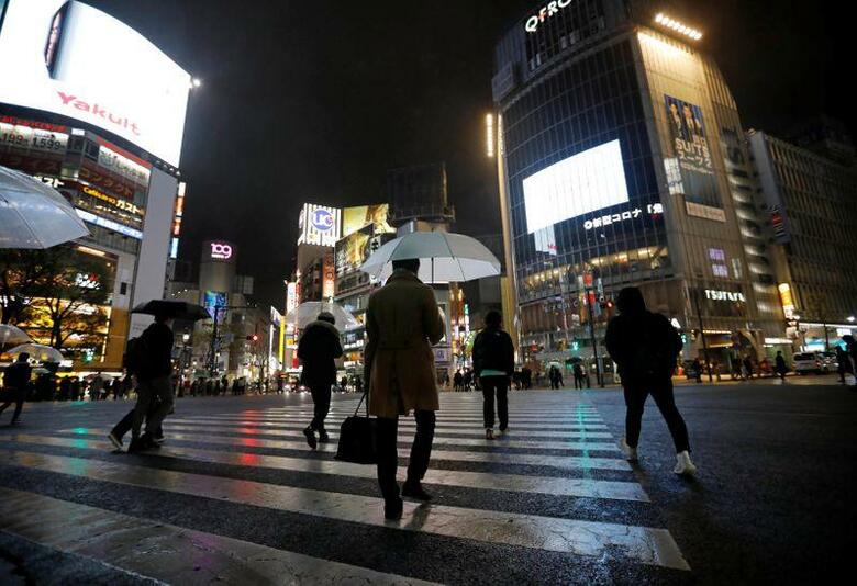 小池百合子東京都知事は30日夜の会見で、新型コロナウイルスの感染拡大防止策を強化するため、夜間の接客を伴う飲食店などへの出入りを自粛するよう都民に要請した。都内で28日撮影（2019年　ロイター/ISSEI KATO）