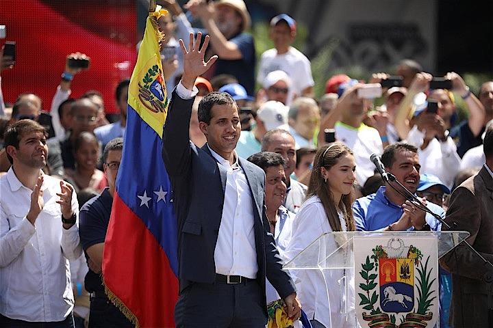 欧州１０カ国はベネズエラの「暫定大統領」就任を宣言した野党指導者、フアン・グアイド国会議長（写真中央）を暫定大統領として承認した。カラカスで２日撮影（２０１９年　ロイター/ANDRES MARTINEZ CASARES）