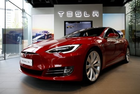 　９月１１日、米電気自動車大手テスラのイーロン・マスクＣＥＯは、車のカラーバリエーションを縮小して生産効率を高める、とツイッターで明らかにした。韓国ソウルの販売店で昨年７月撮影（２０１８年　ロイター/Kim Hong-Ji）