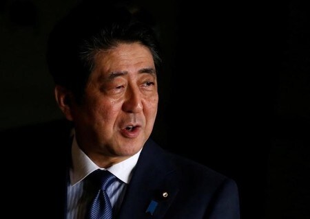 　５月３０日、政府は未来投資会議（議長、安倍晋三首相＝写真）で、成長戦略の素案を示した。素案では、ドライバー１人で複数のトラックを実質的に操縦する「隊列走行」や、小型無人機（ドローン）での荷物配送の実現に向けた方針を打ち出した。３月撮影（２０１７年　ロイター/Toru Hanai）