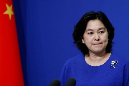 １２月１０日、中国外務省は指数の開発・算出を手掛けるＳ＆Ｐダウ・ジョーンズ・インデックスが一部の中国企業を株価・債券指数から除外すると発表したことに強く反発、米政府が再び国家権力を利用して中国企業を抑圧している新たな一例だと批判した。写真は記者会見する中国外務省の華春瑩報道官。北京で７月撮影（２０２０年　ロイター/Tingshu Wang）