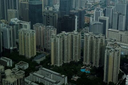 　１２月２５日、中国住宅都市農村建設省は、賃貸住宅市場の金融リスク抑制に向け、賃貸業者への融資基準を厳格化するとともに、入居者の借り入れに対して業者の賃貸料収入が占める割合を３０％に制限する方針を明らかにした。写真は２０１７年１０月、広州市で撮影。（２０１７年　ロイター／Bobby Yip）