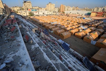 　３月１２日、パレスチナ自治区ガザのイスラム組織ハマスのカッセム報道官は、トランプ米大統領がパレスチナ人をガザから移住させる方針の修正を示唆したことについて、歓迎の意を表明した。写真は、避難民が暮らすテントキャンプ。３月１１日、ガザで撮影（ロイター/Dawoud Abu Alkas）