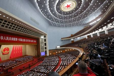 中国はシステミックな金融リスクを防ぐための取り組みの一環として、経営難に陥った金融機関を救済する基金の創設を盛り込んだ金融安定化法を近く公表する。写真は３月、北京の人民大会堂で行われた全人代の閉会式（２０２４年　ロイター／Florence Lo）