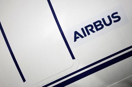 欧州の航空機大手エアバスは今年の年間受注が過去最高を更新する情勢となっている。欧州の航空各社による積極的な購入と今月の大型商談が受注を押し上げた。複数の業界関係者が１９日に語った。 写真はエアバスロゴで２０２３年１１月撮影（２０２３年　ロイター／Stephane Mahe）