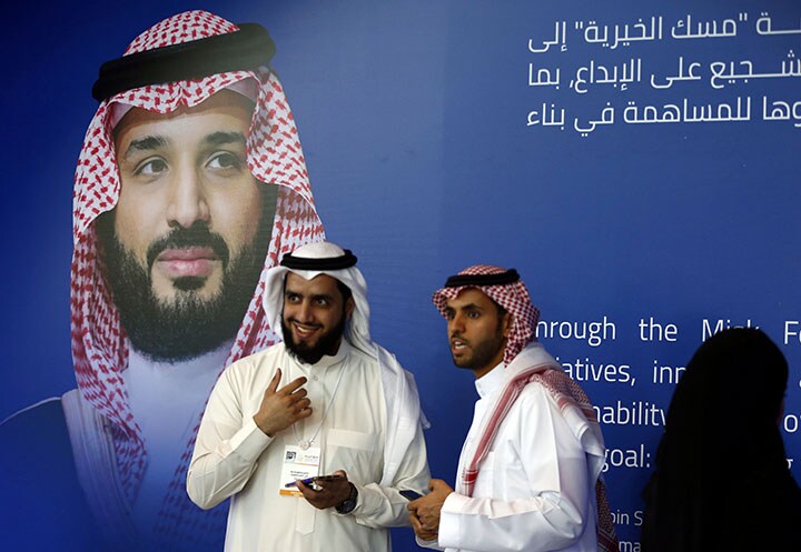 サウジのムハンマド皇太子はイランとどう対峙するのか（写真は昨年11月にリヤドで開催された国際フォーラムの会場に掲示された皇太子の姿）　Faisal Nasser-REUTERS