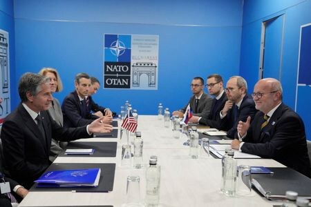 北大西洋条約機構（ＮＡＴＯ）外相会合は２９日、初日の協議を終えて声明を発表し、ウクライナへの支援強化やエネルギーインフラ修復の援助を表明した。写真は同日、ブカレストで会議を開く米国のブリンケン国務長官ら（２０２２年　ロイター／Vadim Ghirda）