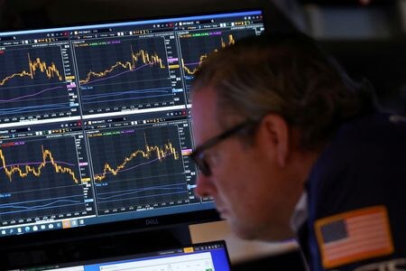 　１０月９日、米１０年国債のタームプレミアム（投資家が長期の国債を保有するリスクの見返りに要求する上乗せ利回り）が今週、プラス圏に戻った。ニューヨークで９月１８日撮影（２０２４年　ロイター/Andrew Kelly）
