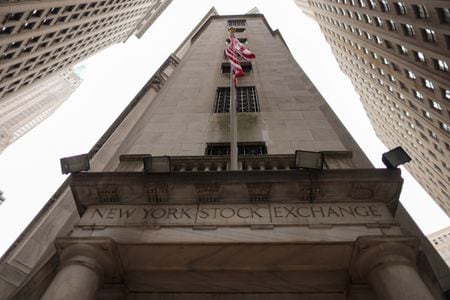 米国株式市場はナスダック総合が反落。１１月１１日、ニューヨーク証券取引所前で撮影（２０２２年　ロイター/Andrew Kelly）