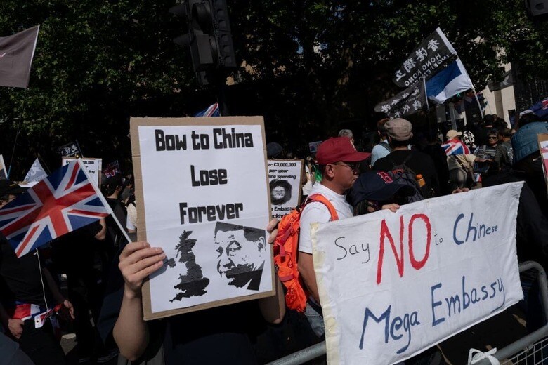 中国のメガ大使館構想に反対するデモ（ロンドン、6月15日）　Joao Daniel Pereira/Sipa USA via Reuters