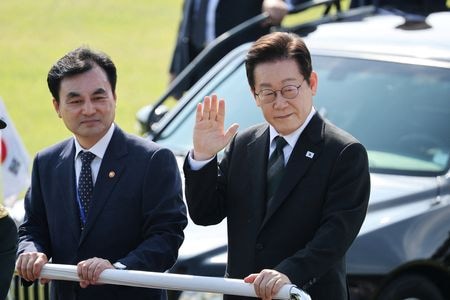 　韓国の安圭伯国防相は１３日、北朝鮮が潜水艦の開発でロシアから技術支援を受けている可能性が高いと、国会で述べた。写真は安氏（左）と李在明大統領。韓国の鶏龍で１日代表撮影（２０２５年　ロイター）