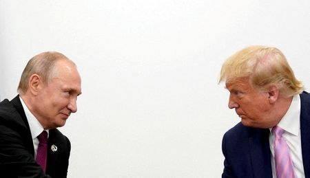 　２月１９日、トランプ米大統領は今月、ロシアに侵略されているウクライナに軍事支援の見返りとして同国のレアアース（希土類）の供給を求めたが、ウクライナの天然資源を狙っているのはロシアも同様だ。写真は２０１９年６月、大阪市で会談するトランプ氏とロシアのプーチン大統領（２０２５年　ロイター/Kevin Lamarque）