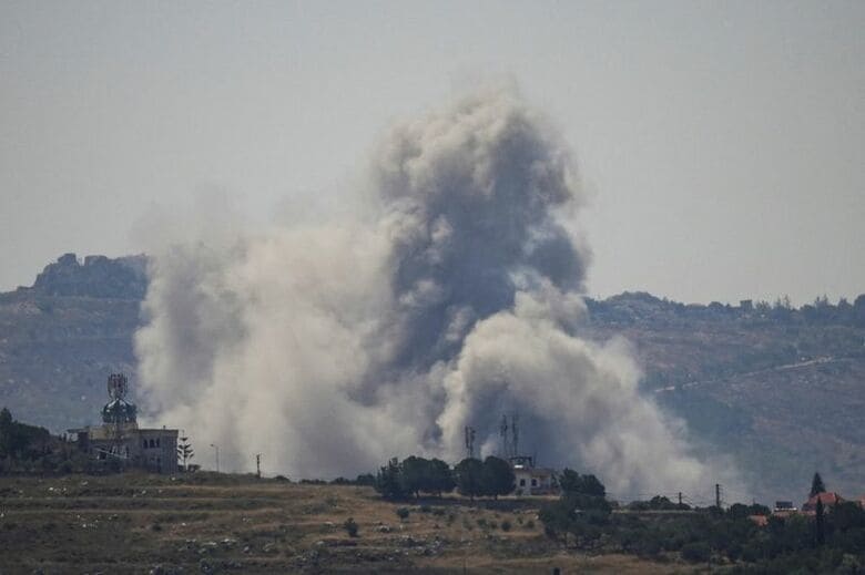 イスラエル軍の空爆を受けたレバノン南部。8日撮影。REUTERS/Stringer