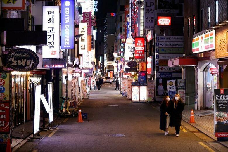 韓国の保健当局は１３日、新型コロナウイルスの新規感染者数が１０３０人に達し、前日の９５０人に続き、２日連続で最高水準となったと発表した。規制の影響で閑散とした首都ソウルの繁華街、８日撮影。（２０２０年　ロイター/Kim Hong-Ji）