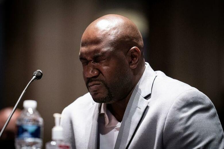 白人警官に逮捕される際に暴行を受けて死亡した黒人男性ジョージ・フロイドさんの弟のフィロニス・フロイドさんは１０日、下院司法委員会の公聴会に出席し、兄の死を無駄にしないでほしいと訴えた。代表撮影（２０１９年　ロイター）