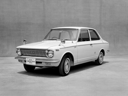 　１１月５日、トヨタ自動車の「カローラ」発売から５０周年。世界では今なお同社のベストセラー車だが、国内では若者の心をつかむ車として新たな活路を開けるかどうか、生き残りへの正念場を迎えている。１代目モデル、トヨタ提供（２０１６年　ロイター）