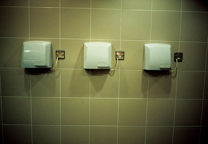 ハンドドライヤーから吹き出される温風にはトイレ内の空気よりもはるかに多くの細菌が　JIM GREEN/GETTY IMAGES