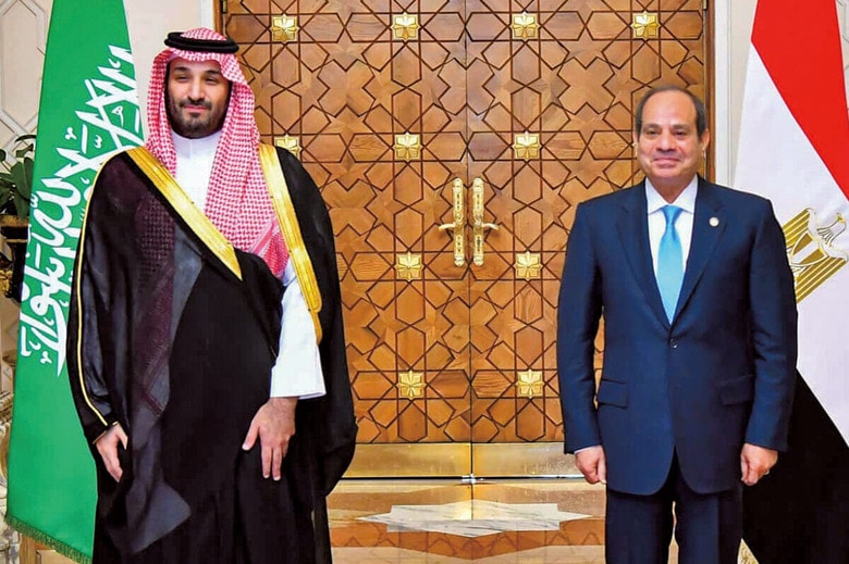 昨秋エジプトを訪れたムハンマド皇太子（左）を歓迎したシシだが　EGYPTIAN PRESIDENCYｰANADOLU/GETTY IMAGES