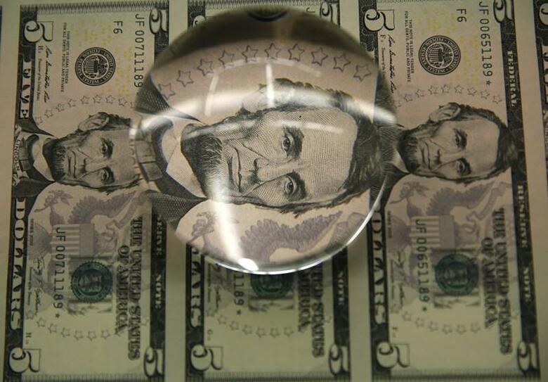 為替スワップ取引で、年末越えのドル調達コストが急騰している。年末越えのドル資金需要が高まるためベーシスは毎年この時期に上昇しやすいが、今年は季節要因によるものだけではないとの声も出ている。写真はワシントンで２０１５年３月撮影（２０１９年　ロイター／Gary Cameron）