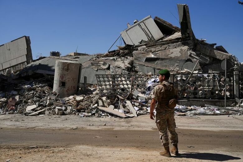 6月21日、レバノンのナバティエで、イスラエル軍の攻撃後の被害状況を調査するレバノン軍兵士。REUTERS
