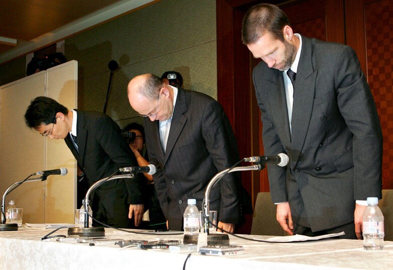 2006年、エレベーターに男子高校生が挟まれて死亡した事故が日本で起き、謝罪会見を開いたスイス系企業シンドラー社のケン・スミス社長（右）ら　Kiyoshi Ota-REUTERS