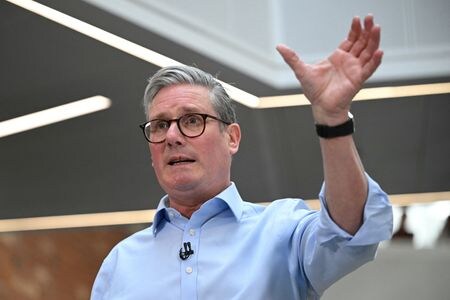 　３月１５日、英国のスターマー首相は、停戦後のウクライナ支援に向けて「有志国連合」が準備を強化していると明らかにした。英キングストン・アポン・ハルで１３日、代表撮影（２０２５年　ロイター）