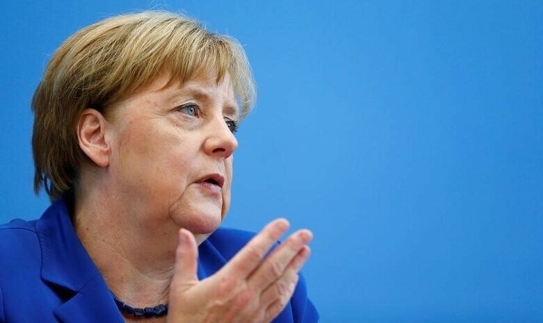 ７月２８日、メルケル独首相は過激派の犯行とみられる攻撃が国内相次いだことをめぐり、休暇中の首相が早期の対応を怠ったとする批判を退けた。写真は同日、ベルリンで記者会見するメルケル首相（２０１６年　ロイター/Hannibal Hanschke）