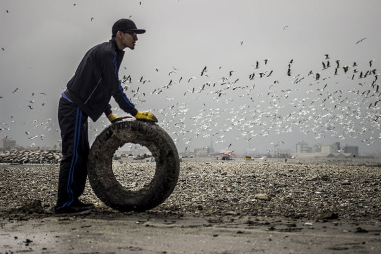 大賞「消費者の目」ニコラス・モンテベルデ＝ブスマンテ（ペルー）――カヤオ港近くの海洋生物保護区でタイヤを撤去するボランティア（リマ／ペルー）