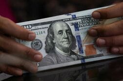 ドル保有削減の中銀、増加見込みを初めて上回る＝調査