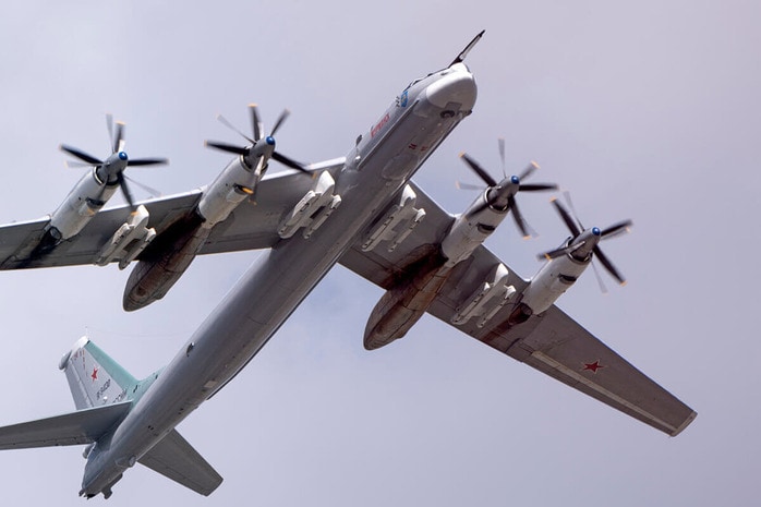米ステルス戦闘機とロシア軍用機2機が「超近接飛行」アラスカ上空で