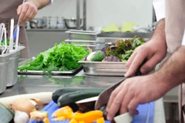 厨房で下ごしらえされる野菜