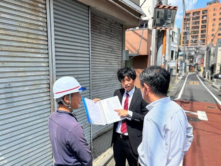 専属社員が近隣挨拶をしている様子