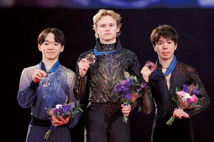 表彰台に上ったマリニンと2位の鍵山優真(左)と3位の佐藤駿(昨年12月6日、名古屋のIGアリーナで)