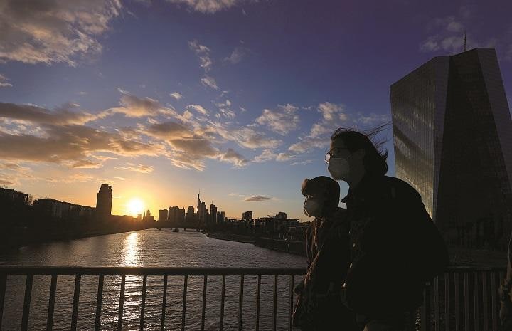 感染拡大やロックダウンは続くが収束への道筋も見え始めた　KAI PFAFFENBACH-REUTERS