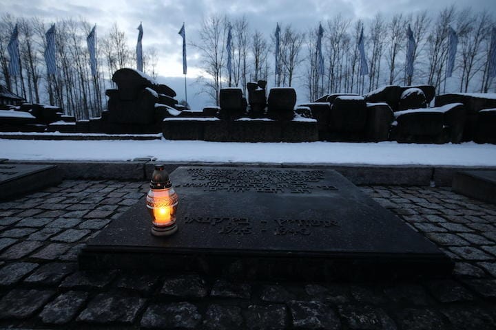 アウシュビッツ強制収容所解放76年の追悼式典はコロナ禍のため初めてオンラインで行われた（写真は1月27日、ポーランド南部の収容所跡地）　Jakub Wlodek/Agencja Gazeta/REUTERS