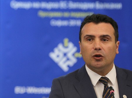 　６月１３日、ギリシャは、マケドニアの国名を「北マケドニア共和国」に変更することで同国と合意した。北部に同名の地方があるギリシャは、領土権の主張につながるとの主張から国名としての使用に反対。両国はマケドニアが旧ユーゴスラビア連邦から独立した１９９１年以来争っていた。写真はマケドニア共和国のザエフ首相。ソフィアで５月撮影（２０１８年　ロイター／Stoyan Nenov）