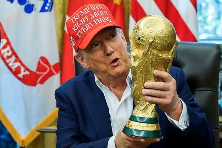 トランプ米大統領は２６日、米国がカナダ、メキシコと共催するサッカーの２０２６年ワールドカップ（Ｗ杯）の開催地について「安全ではないと判断した場合は、別の都市に移す」と述べた。８月撮影（２０２５年　ロイター/Jonathan Ernst）