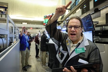 米ニューヨーク証券取引所（ＮＹＳＥ）のフロアで７日撮影。  REUTERS/Brendan McDermid