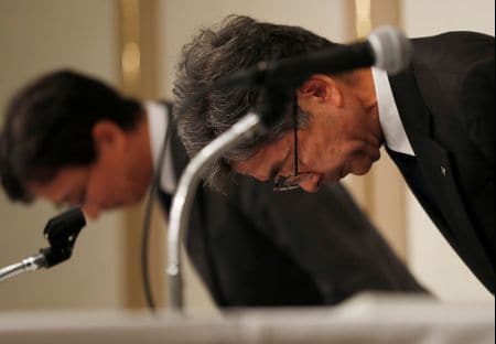 　１０月２０日、神戸製鋼所は、製品の性能データ改ざん問題で、不正行為が明らかになったにもかかわらず、自主点検や緊急監査の際に報告していなかった事案があったと発表した。記者会見する梅原尚人副社長（手前）ら（２０１７年　ロイター/Issei Kato）