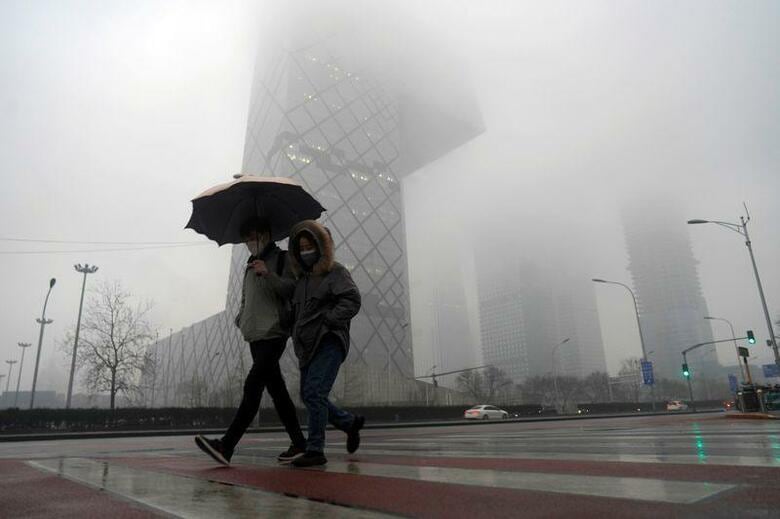 新型コロナウイルスの発生源とされる中国湖北省で新たな感染者が大幅に減少し、3月1日は1月以降初めて200人を下回った。写真は2月29日、北京で撮影（2020年　ロイター）