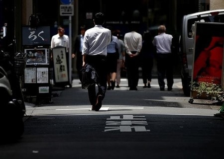 ６月３日、厚生労働省が発表した４月の毎月勤労統計調査（速報）では、名目賃金に当たる現金給与総額が前年比０．３％増の２７万４９８４円だった。都内で５月撮影（２０１６年　ロイター/TORU HANAI）
