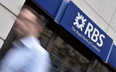 　６月２０日、英大手銀行が富裕層が多く住む地域で事業を拡大する一方、低所得層が多い地域では集中的に支店の閉鎖を進めている実態がロイターの調査で明らかになった。写真はロンドンにあるロイヤル・バンク・オブ・スコットランドの支店の前を通り過ぎる男性。２０１４年８月撮影（２０１６年　ロイター/Toby Melville）