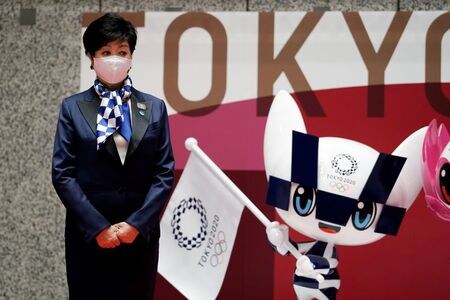 　５月２１日、東京都の小池百合子知事は同日午後に菅義偉首相と会談し、東京五輪・パラについて「コロナ対策をしっかりして、安全・安心な大会にすべく連携していく」ことで一致したと明らかにした。都庁で先月１４日撮影（２０２１年　ロイター／Eugene Hoshiko）