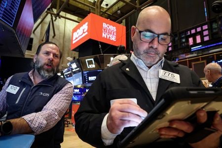 米ニューヨーク証券取引所（NYSE）フロアで５日撮影。REUTERS/Brendan McDermid