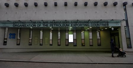 　石油輸出国機構（ＯＰＥＣ）とロシアなど非加盟産油国でつくる「ＯＰＥＣプラス」は３月３日、日量２２０万バレルの自主減産を第２・四半期も延長することで合意した。昨年１１月３０日、ウィーンのＯＰＥＣ事務所で撮影（２０２４年　ロイター/Leonhard Foeger）