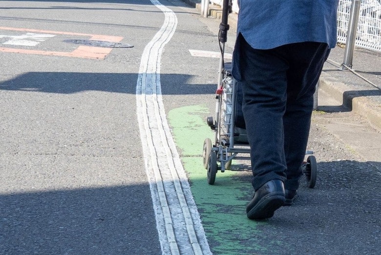 シルバーカーで買い物に出掛ける高齢者　photoAC