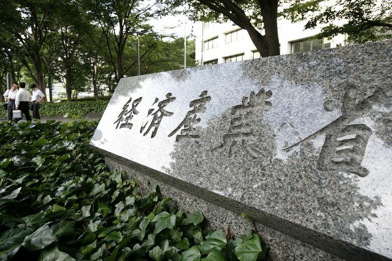 写真は2009年7月、都内の経済産業省の前で撮影。REUTERS
